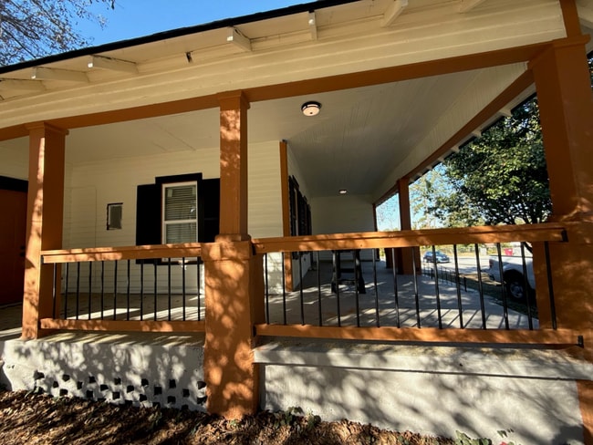 Building Photo - 3778 Log Cabin Dr