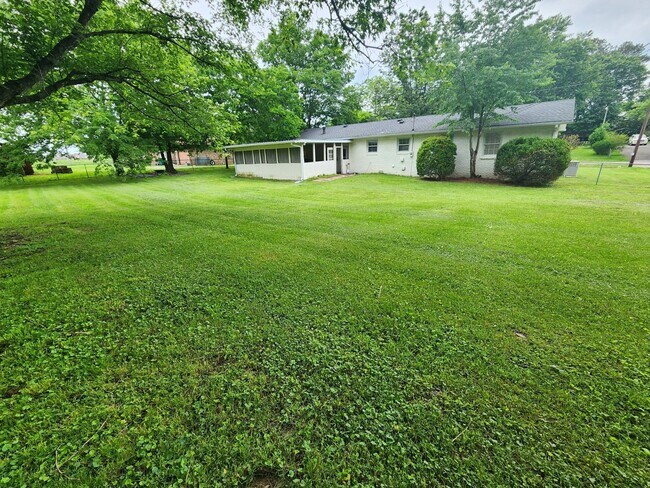 Building Photo - Remodeled home just two minutes from Spring Hill's Main Street!