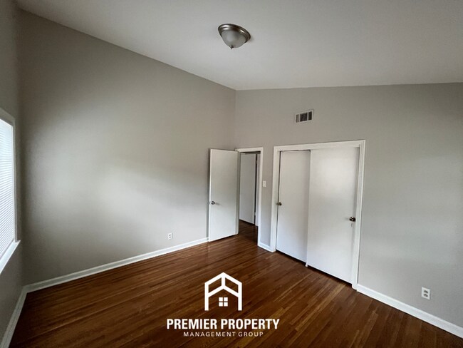 Building Photo - Charming 3BR/2BA Home Near Parkway Village | Hardwood Floors Throughout & Fenced Yard