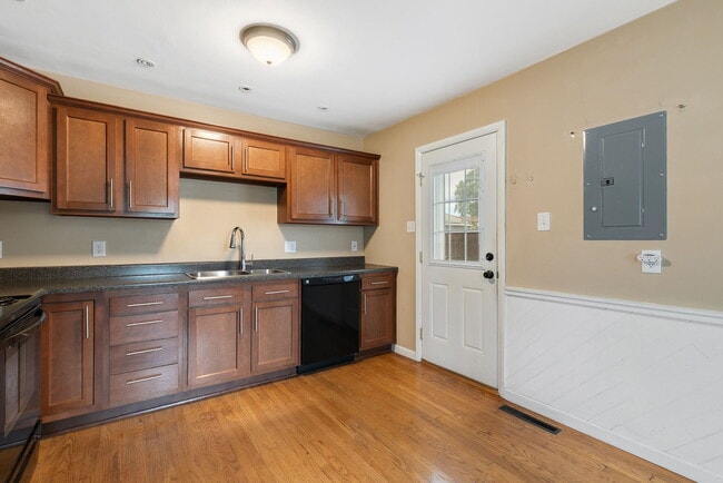 Building Photo - 1411 Custer Ave