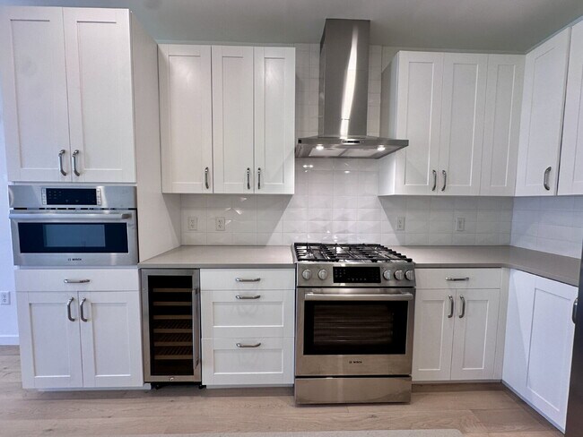 Building Photo - Stunning Denver Condo with Assigned Garage...