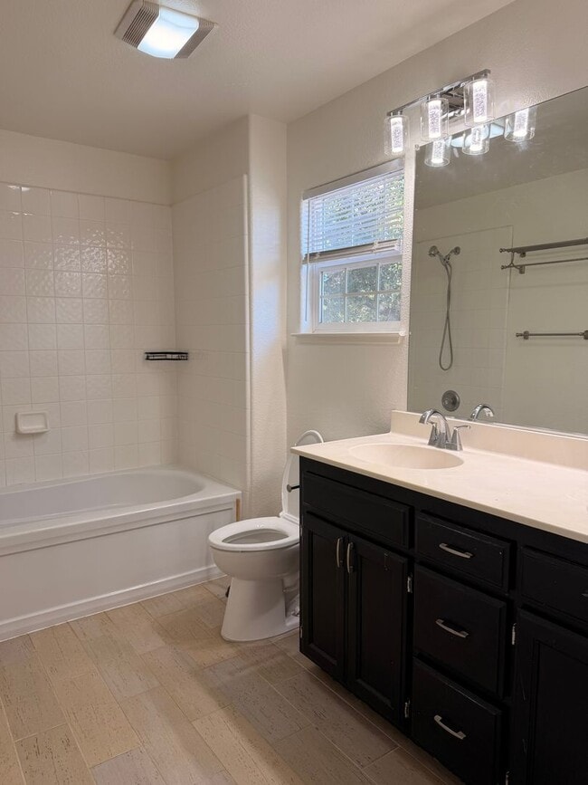 Building Photo - Come check out this lovely 3 bedroom 3 bath home Conveniently located near the Marlow Shopping ce...
