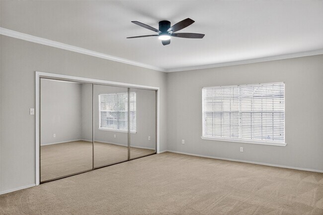 Building Photo - 562 Wilcrest Dr