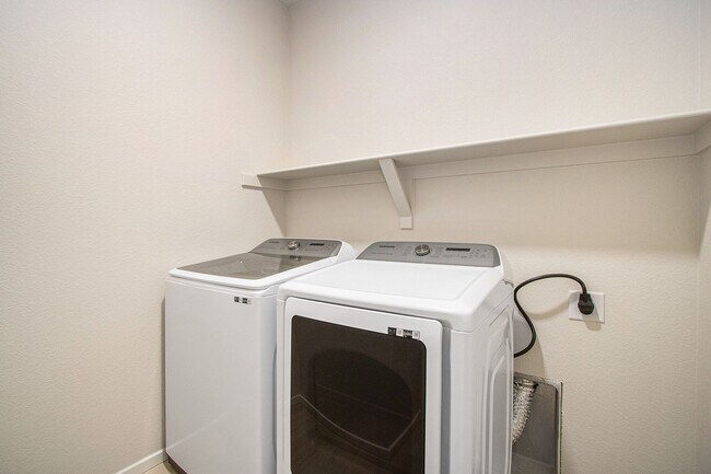 Building Photo - Luxury Rowhouse w/ Over-sized Garage