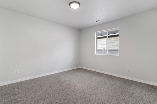 Building Photo - 7113 S Old Farm Ave