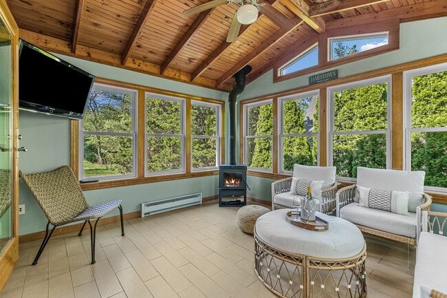 Building Photo - 46 Steamboat St