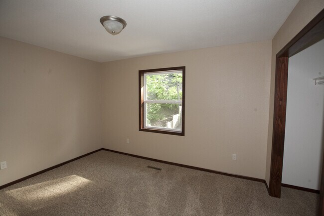 Building Photo - 1105 S Dewey St