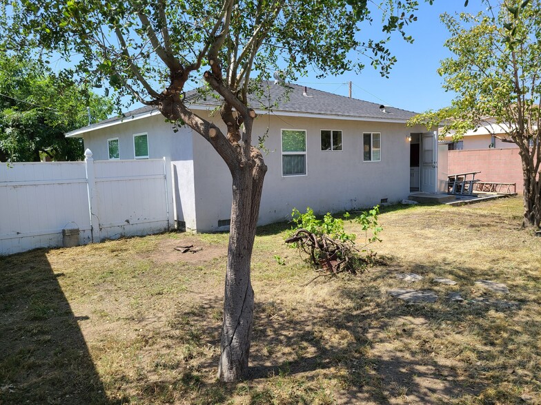 Building Photo - 519 E El Sur St