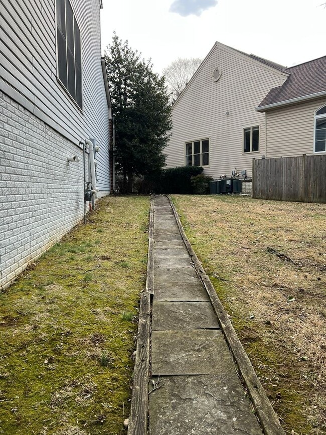 Building Photo - Spacious and Gracious, Close to EVERYTHING!