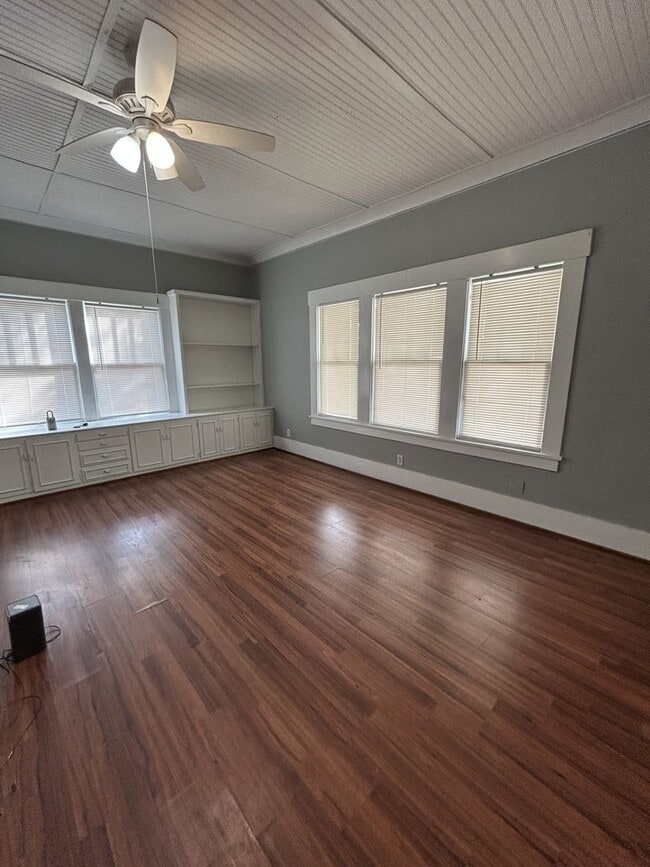 Building Photo - This One is a Stunner!  5br/3ba A MUST-SEE! - $1600/Mo!  Now Offering Short-Term Leasing!