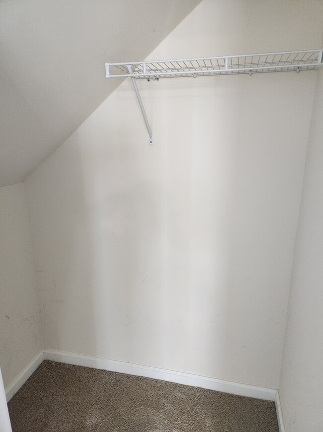 Building Photo - 4 Bedroom For rent
