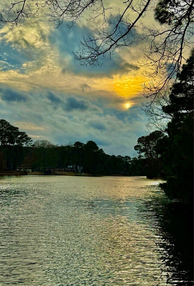Building Photo - Lakefront Great Neck Home! 4/2.5 brick ranch in lovely Southern Point
