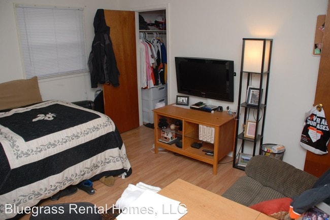 Building Photo - 2 br, 1 bath Apartment - 1348 Royalty Court