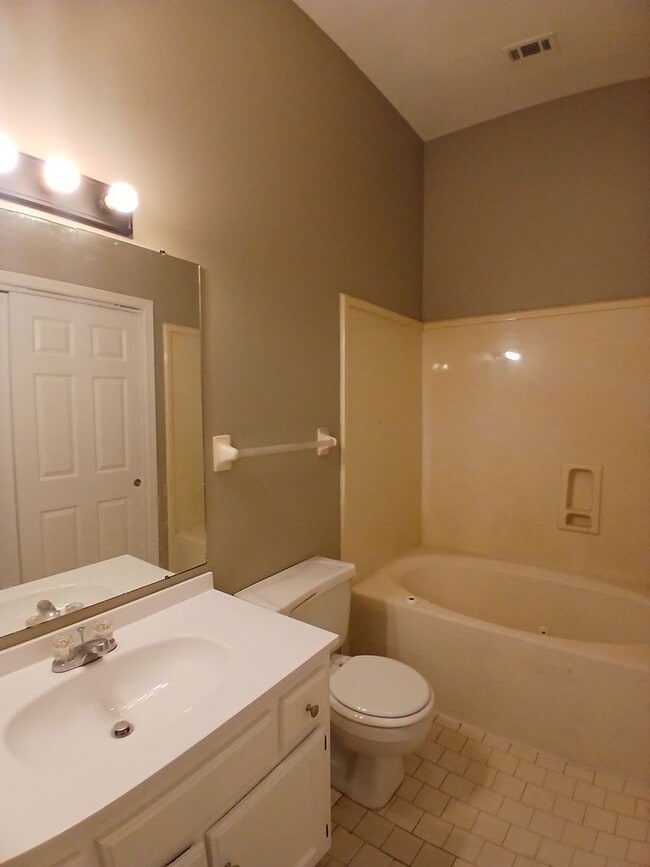 Building Photo - Modern Comfort in a Prime Location - Open To Section 8