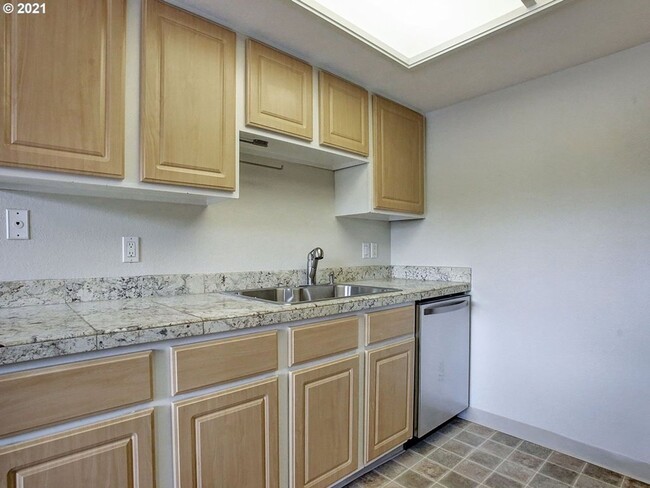 Building Photo - Sunny 2bdrm/2bath Condo in South Beaverton...