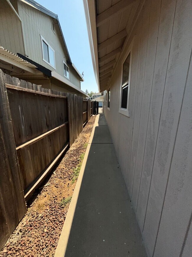Building Photo - 4BR | 2BA | 1800SF | 2 Car Garage | Availa...