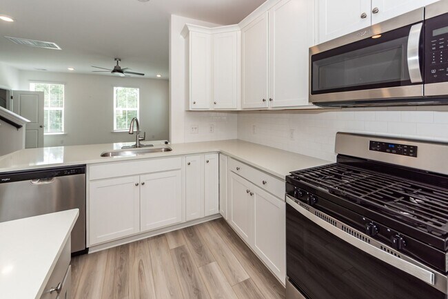 Building Photo - 4 Bedroom, 3.5 Bathroom Townhome in Foxbank Plantation - Moncks Corner