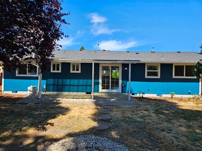 Building Photo - 3Bd/1.5Ba Single Story Home - For viewing!