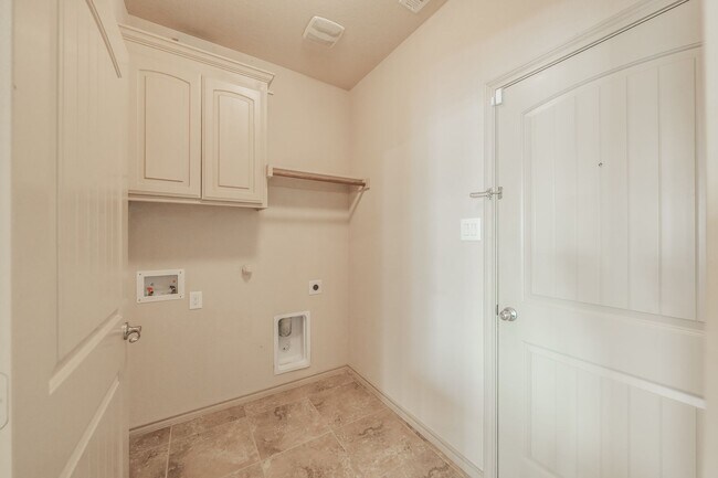 Building Photo - Excellent 3 bedroom plus office in Villages at Edgecliff