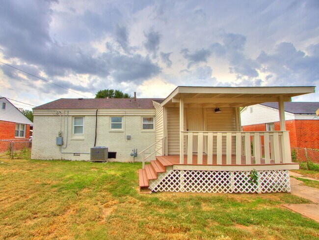 Building Photo - 411 E Showalter Dr