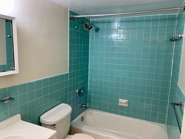 Building Photo - Spectacular Studio in Van Ness East with U...