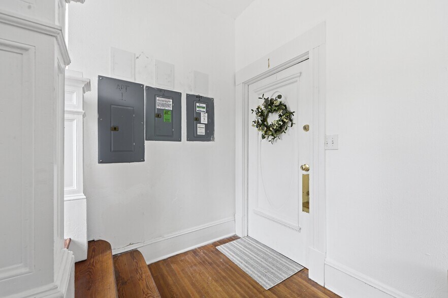 Foyer - 2253 Herschel St