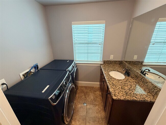 Building Photo - 1007 Kern St