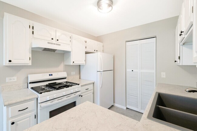 Building Photo - 690 Thorntree Ct
