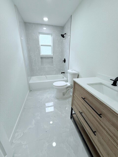 Building Photo - 113 E 44th St