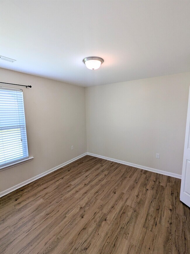 Building Photo - 1328 Valor Rd