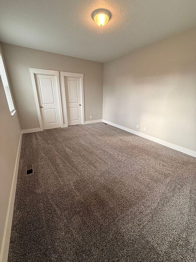 Building Photo - 321 NE Alder Wy
