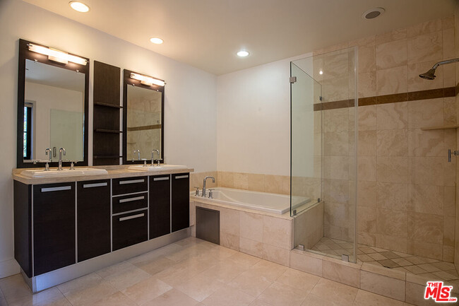 Building Photo - 8788 Shoreham Dr