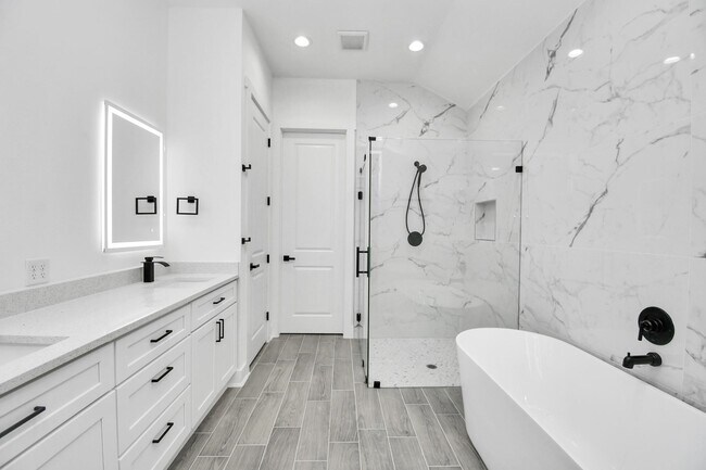 Building Photo - 519 Lovers Ln