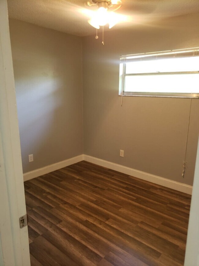 Building Photo - 9406 N Mulberry St