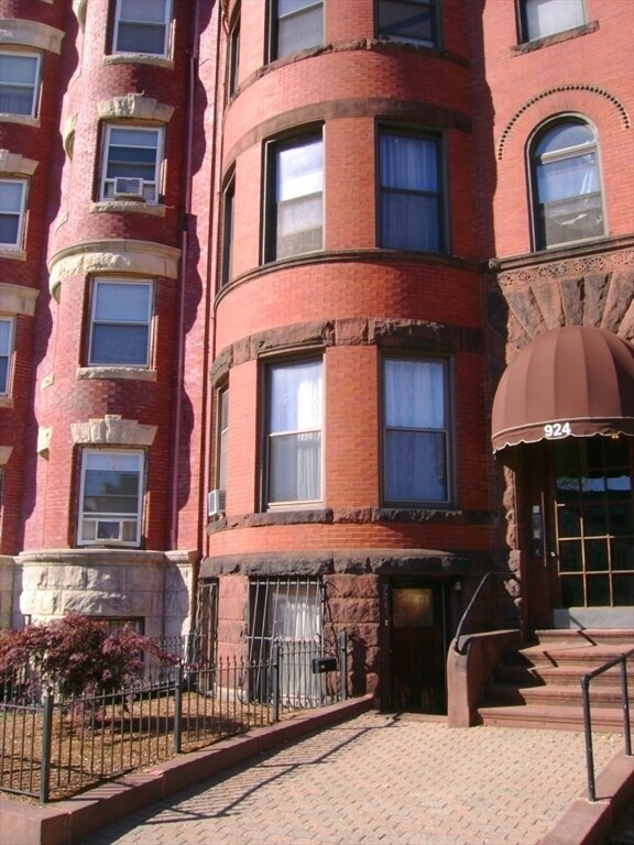 Building Photo - 924 Beacon St