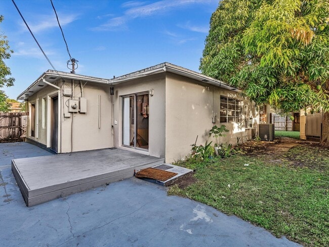 Building Photo - 700 SW 5th Ct