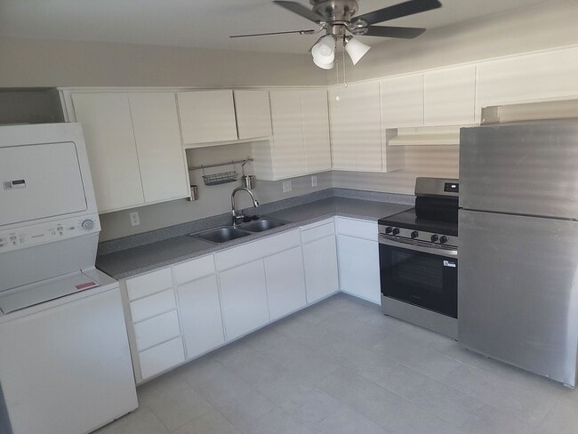 Building Photo - 4819 E Cambridge Ave