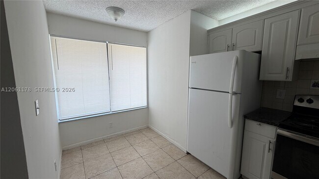 Building Photo - 2550 Riverside Dr