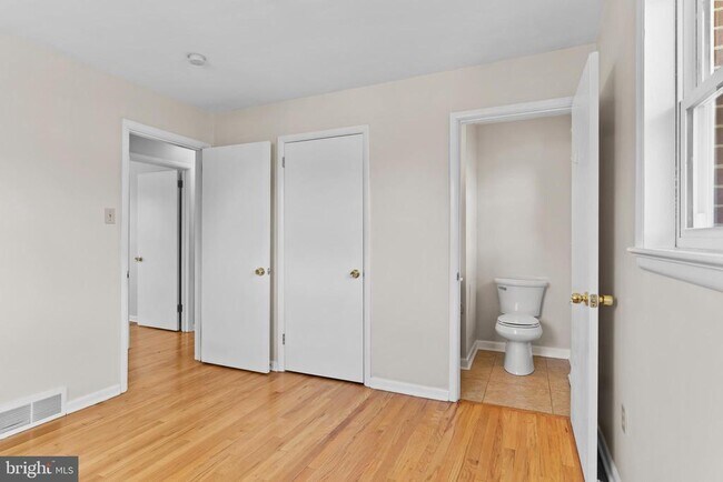 Building Photo - 213 Sunset Dr