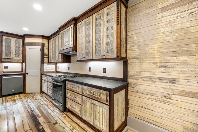 Building Photo - 479 W Park St