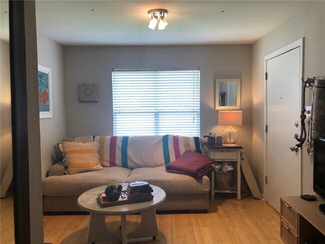 Building Photo - 3204 Menchaca Rd