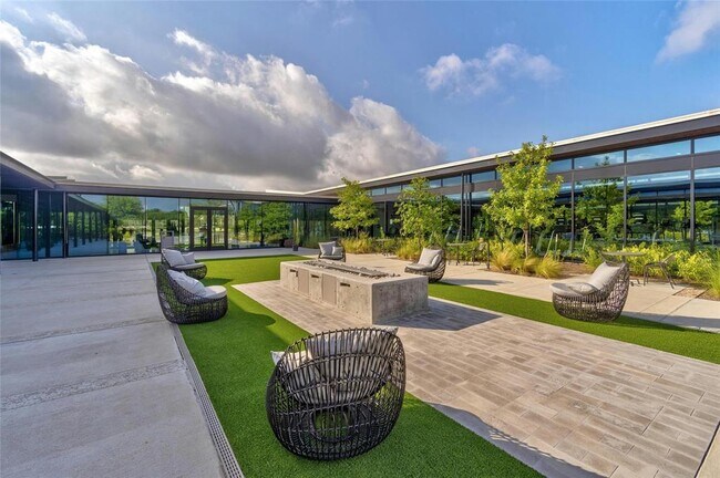 Building Photo - 8004 Lennon Dr