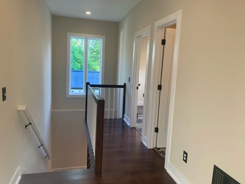 Building Photo - 702 E Maxwell Ln