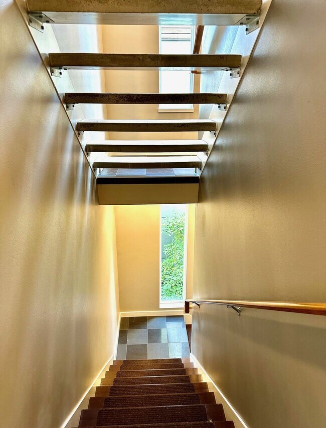 Building Photo - Beacon Hill Townhouse