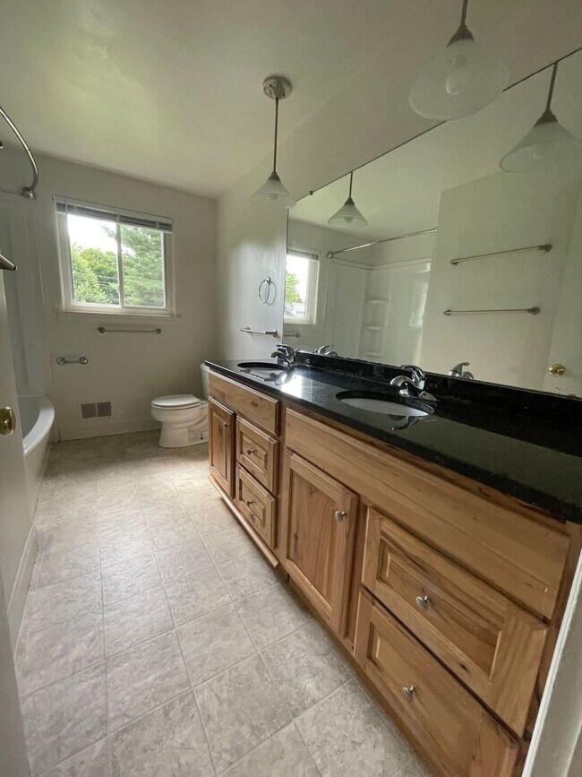 Building Photo - Beautiful 4 Bedroom Home in Ypsilanti! - F...