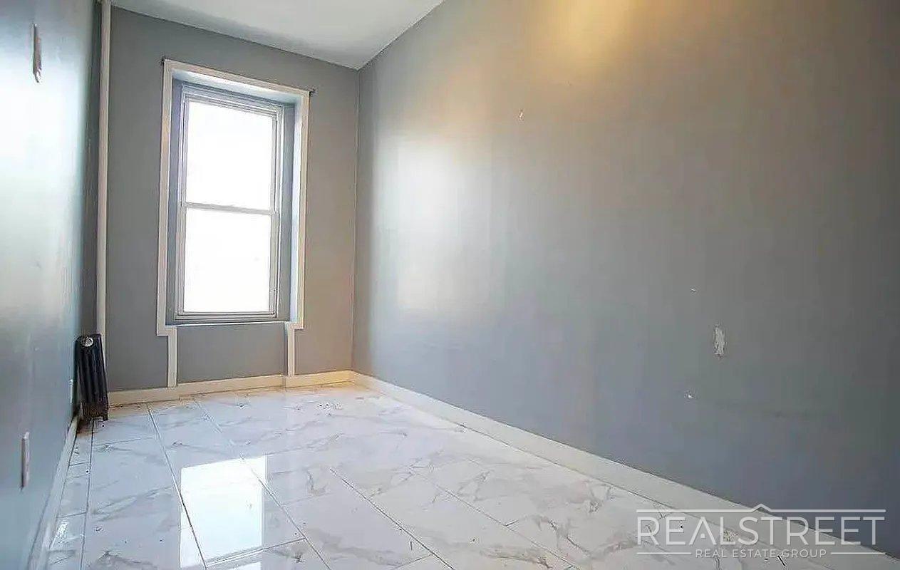 Building Photo - Gates Avenue