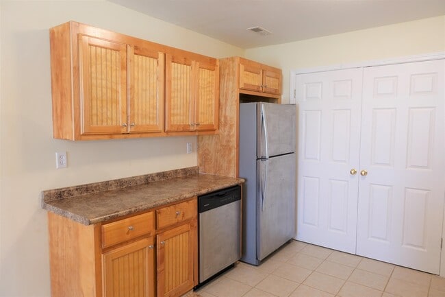Building Photo - 129 River Oaks Cir