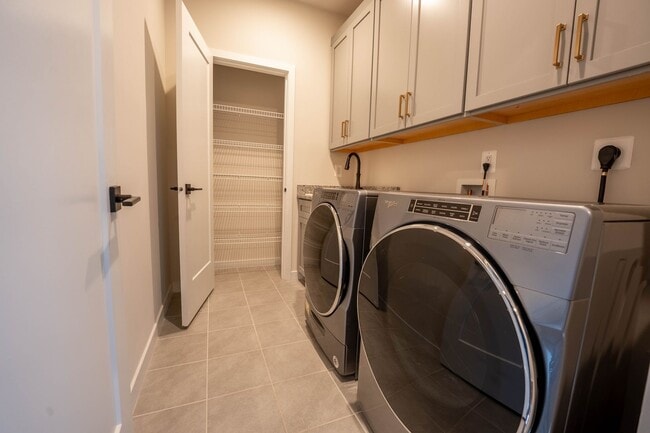 Building Photo - Luxury Reston Rental
