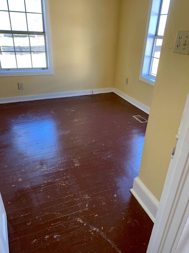 Building Photo - Charming 2 Bedroom with bonus room home in Historic Downtown Morehead City Walking District! Walk...