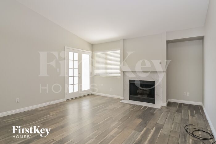 Building Photo - 827 Centaur Ave